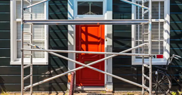 Echafaudage installé sur la façade avant d'une maison