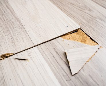 Un éclat sur le sol en parquet