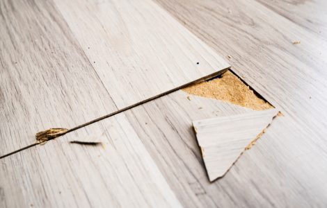 Un éclat sur le sol en parquet