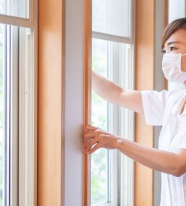 Personnel médical ouvrant la fenêtre pour faire entre de l'air frais