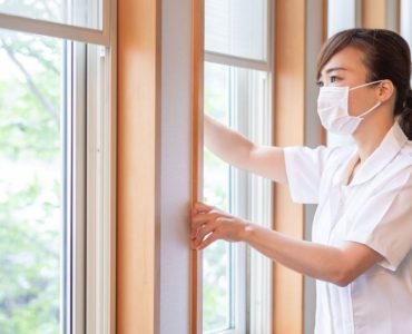 Personnel médical ouvrant la fenêtre pour faire entre de l'air frais