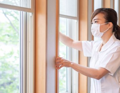 Personnel médical ouvrant la fenêtre pour faire entre de l'air frais