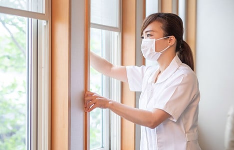 Personnel médical ouvrant la fenêtre pour faire entre de l'air frais