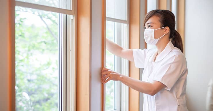 Personnel médical ouvrant la fenêtre pour faire entre de l'air frais