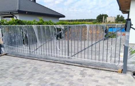 Un grand portail en métal fermé