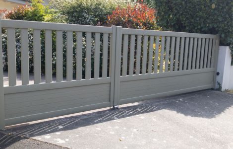 Portail moderne coulissant en aluminium gris