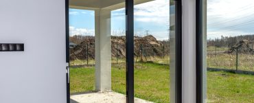 Vue sur de grandes baies vitrées donnant sur le jardin