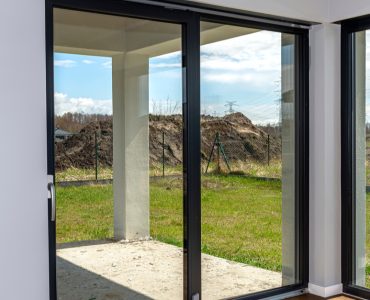 Vue sur de grandes baies vitrées donnant sur le jardin