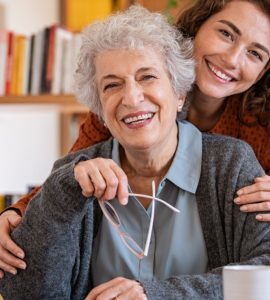 Portrait d'une jeune fille et d'une grand-mère qui sourient ensemble