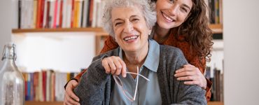 Portrait d'une jeune fille et d'une grand-mère qui sourient ensemble