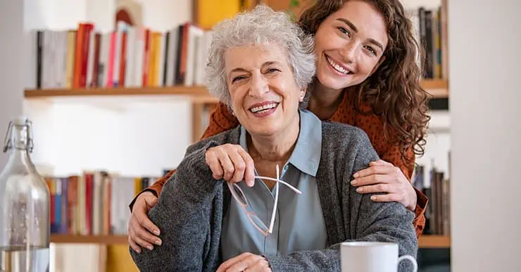 Portrait d'une jeune fille et d'une grand-mère qui sourient ensemble