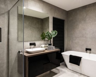 Salle de bain de couleur gris sans fenêtre