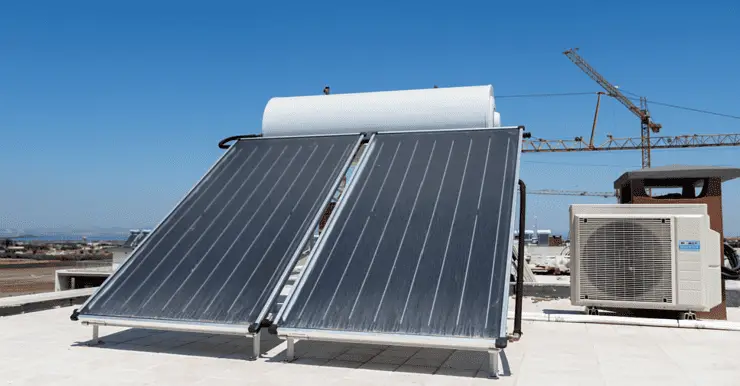 Panneaux solaires placés sur un toit d'immeuble à côté d'un climatiseur