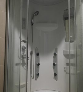 Une cabine de douche hydromassante moderne avec un ensemble de jets d'eau