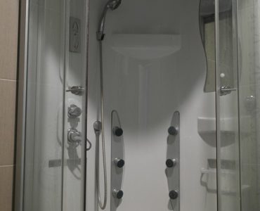 Une cabine de douche hydromassante moderne avec un ensemble de jets d'eau