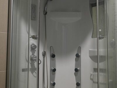 Une cabine de douche hydromassante moderne avec un ensemble de jets d'eau