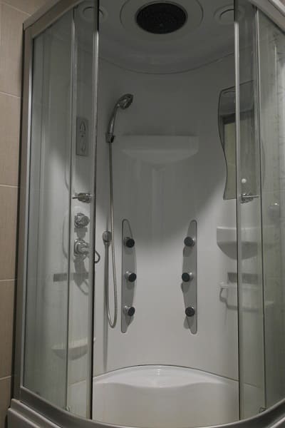 Une cabine de douche hydromassante moderne avec un ensemble de jets d'eau