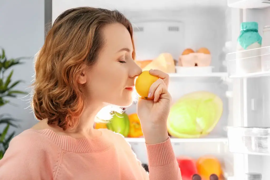Quelques gouttes de citron suffisent pour parfumer agréablement l'intérieur de votre frigo
