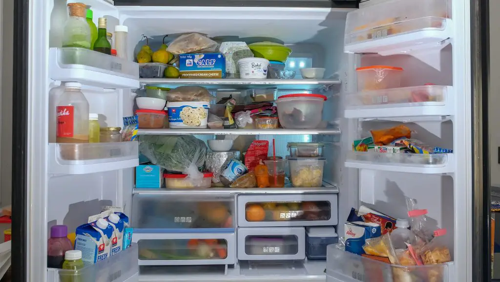 Un frigo mal entretenu contient forcément des restes alimentaires ou des produits cachés au fin fond des étagères, oubliés, et dont la date de péremption est largement dépassée