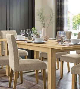 Salle à manger avec table en bois et chaises en tissu gris