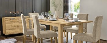 Salle à manger avec table en bois et chaises en tissu gris