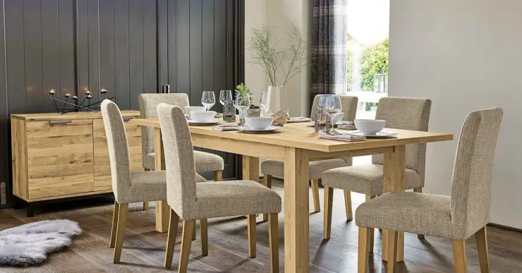 Salle à manger avec table en bois et chaises en tissu gris