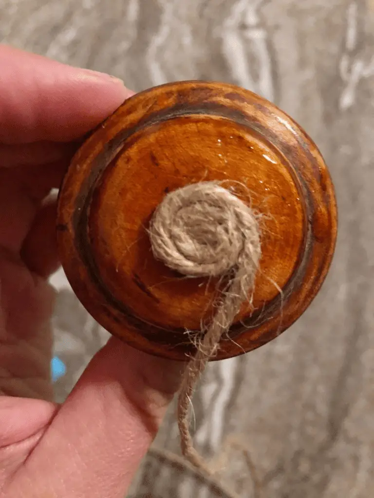 Les étapes pour fabriquer des boutons de meuble en jute