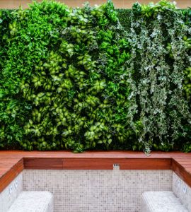 Une grande salle de bain avec un mur végétal