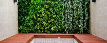 Une grande salle de bain avec un mur végétal