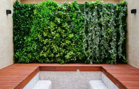 Une grande salle de bain avec un mur végétal