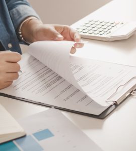 Une femme signant un contrat devant un agent