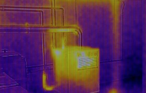 Image infrarouge d'un chauffage et des tuyaux chauds