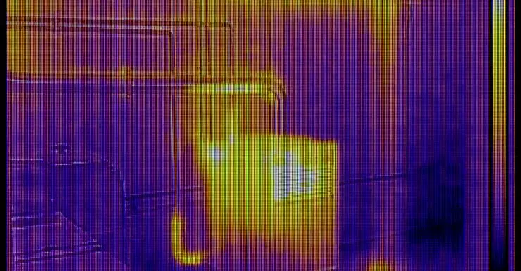 Image infrarouge d'un chauffage et des tuyaux chauds