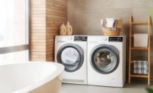 Des machines à laver blanches dans une buanderie