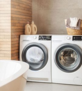 Des machines à laver blanches dans une buanderie