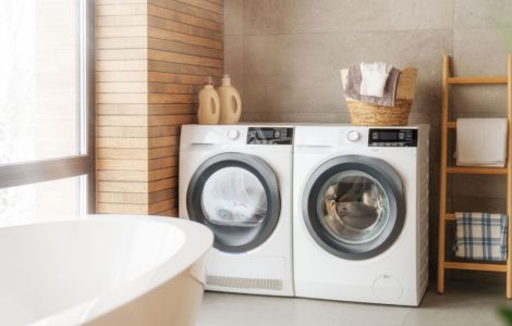 Des machines à laver blanches dans une buanderie