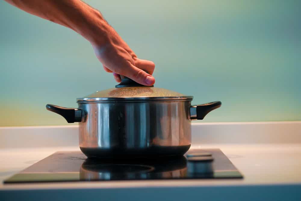 Diminuez le temps de cuisson et avec vos dépenses en énergie en couvrant vos casseroles