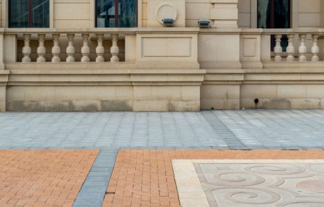 Vue sur le rez-de-chaussee d'une maison en pierre