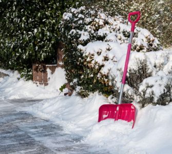 Une pelle rose pour déneiger une allée