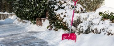 Une pelle rose pour déneiger une allée