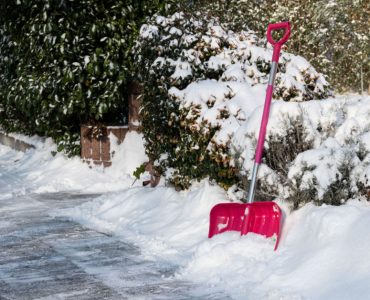 Une pelle rose pour déneiger une allée