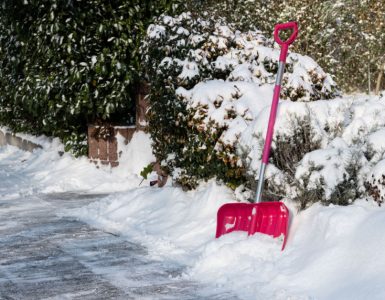 Une pelle rose pour déneiger une allée