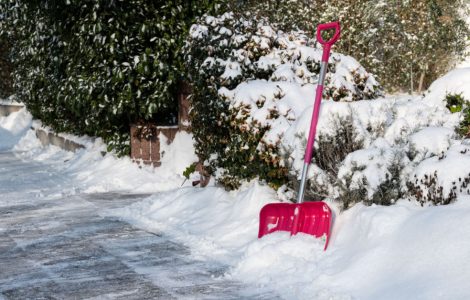 Une pelle rose pour déneiger une allée