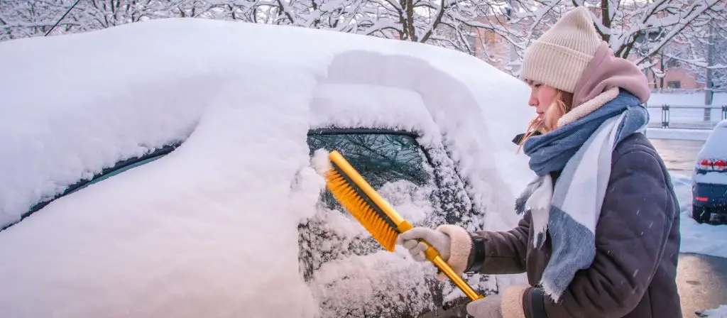 Pas besoin de gadget farfelu pour débarrasser de la neige sur la voiture, un seul accessoire suffit