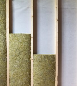 Cadre en bois et isolant en laine de roche sur un mur