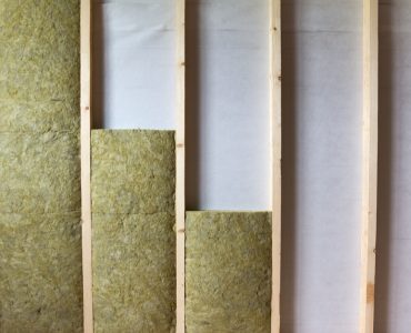 Cadre en bois et isolant en laine de roche sur un mur