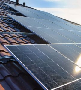 Des panneaux photovoltaïques sur le toit en tuiles