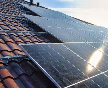 Des panneaux photovoltaïques sur le toit en tuiles