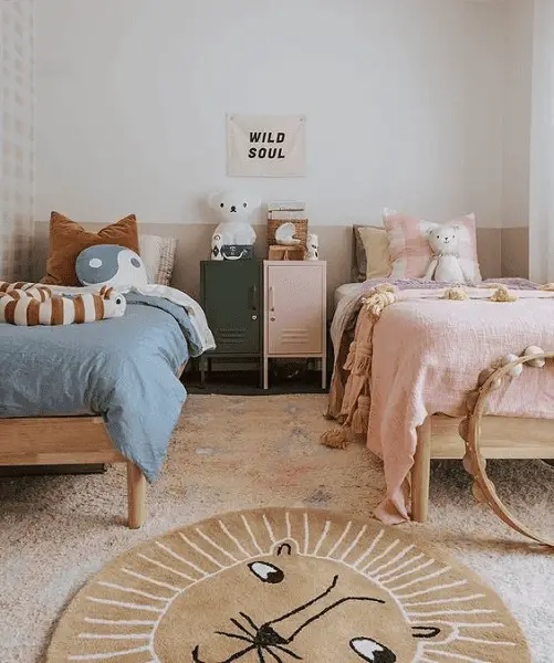 Une chambre mixte imaginée avec des touches de couleurs harmonieuses