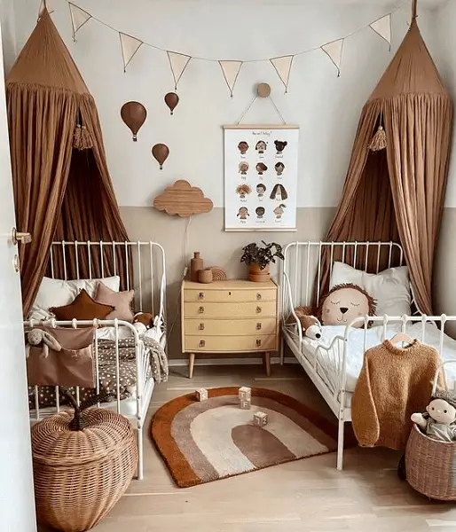 Des ciels de lit aux dessus des couchages dans une chambre pour deux filles